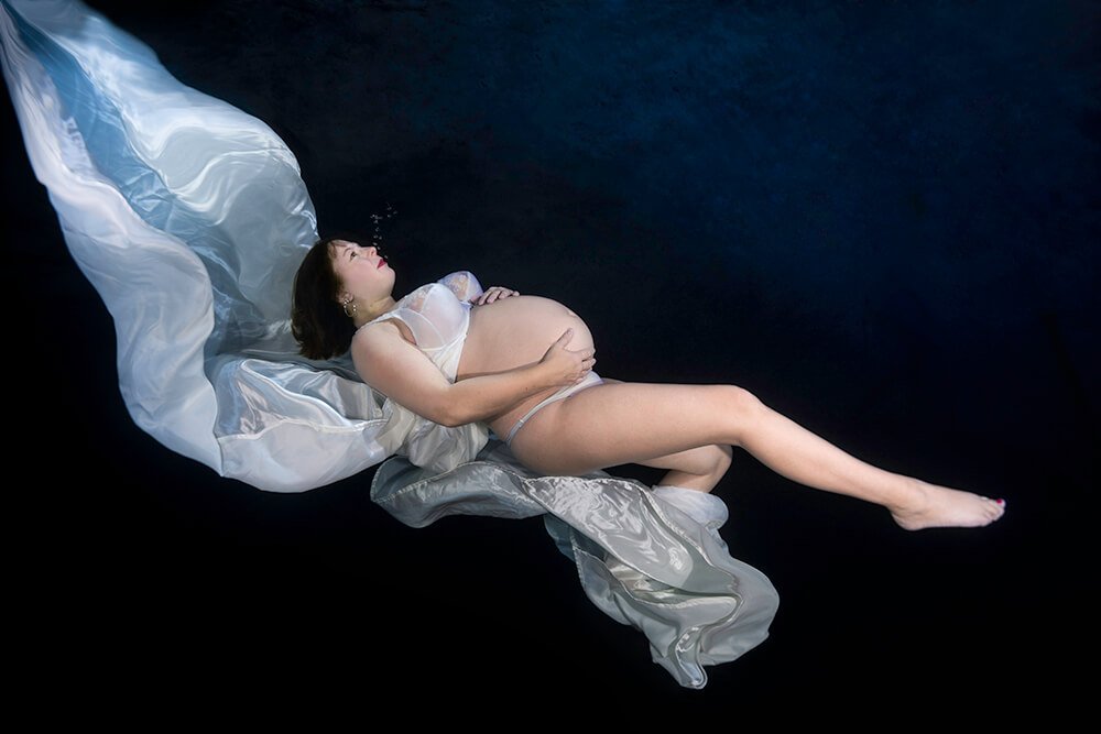 Bij onderwater zwangerschapsfotografie zijn allerlei poses mogelijk die boven water niet mogelijk zijn. Hierdoor krijg je een heel speciale, originele foto.